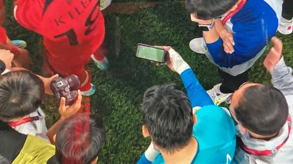  عکس؛ بازیکنان کره و تماشای بازی اروگوئه با موبایل