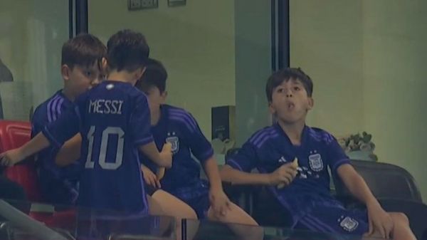  عکس؛ پسر های مسی آماده تماشای بازی آرژانتین - استرالیا
