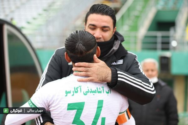 جواد نکونام بازیکنان فولاد بزرگیشان را نشان دادند