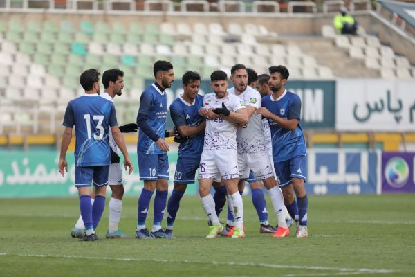  گزارش تصویری  دیدار تیمهای هوادار و چادرملو