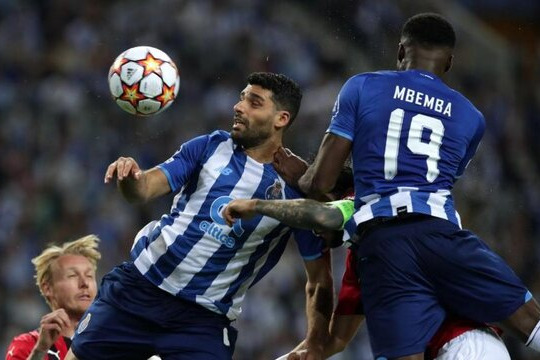 هدیه بزرگ طارمی به سرمربی پورتو عکس