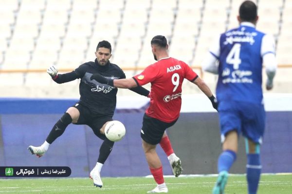  ضربه بازیکن تراکتور به پهلوی سنگربان استقلال