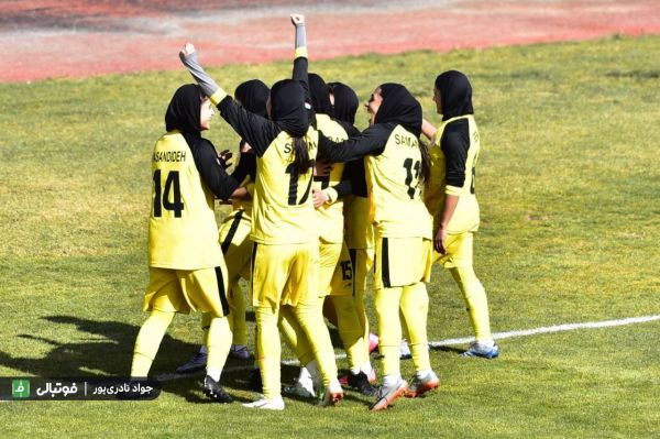 گزارش تصویری اختصاصی مصاف تیمهای فوتبال بانوان خاتون بم و شهرداری سیرجان