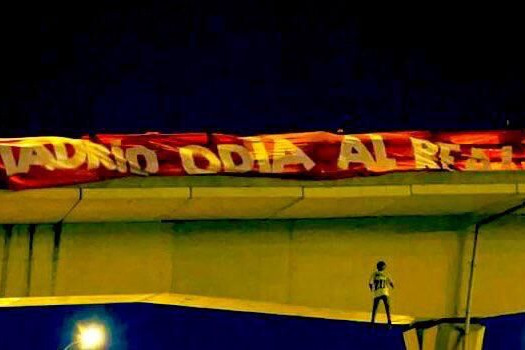  عکس؛ هواداران اتلتیکو مادرید، آدمک وینیسیوس را دار زدند