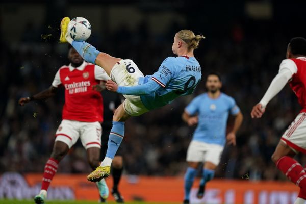 قابی دیدنی از برگردان هالند مقابل آرسنال که گل نشد عکس