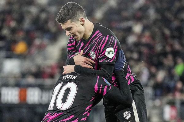 تساوی عجیب در لیگ هلند با رد و بدل شدن 10 گل و هتتریک دو بازیکن