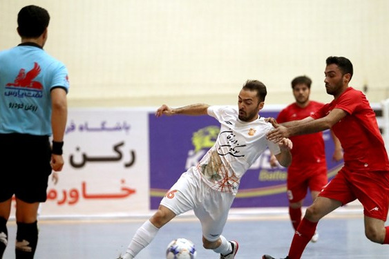  رکن آذین از حضور مقابل گیتی پسند انصراف داد