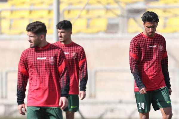 گزاش تصویری از تمرین تیم فوتبال پرسپولیس با بازیکنان امید