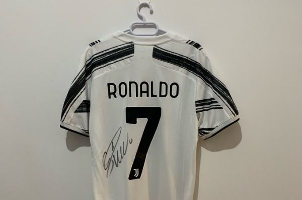 مزایده پیراهن رونالدو برای کمک به زلزلهزدگان ترکیه توسط ستاره ترکیهای