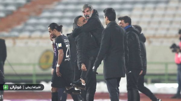 خوشحالی یک پرسپولیسی بابت باخت شاگردان گلمحمدی عکس