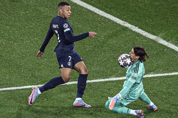  لحظه‌ای که یان سومر شوت امباپه را با صورت خود مهار کرد عکس