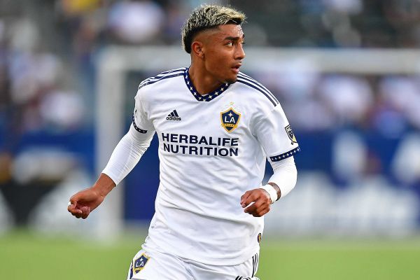  انتقال مدافع مکزیکی به بارسلونا نهایی شد