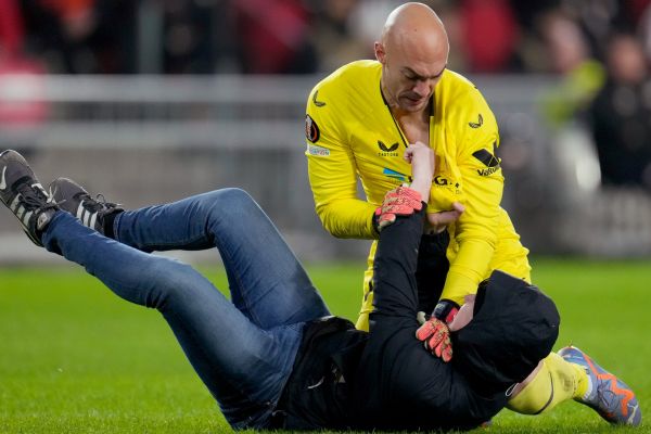 توضیحات دروازهبان سویا در مورد کتککاری با هوادار مزاحم