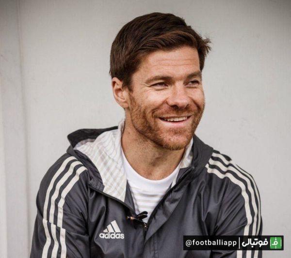 عکس نوشت تمجید ژابی آلونسو سرمربی بایرلورکوزن از سردار آزمون بعد از گلزنی مقابل فرایبورگ