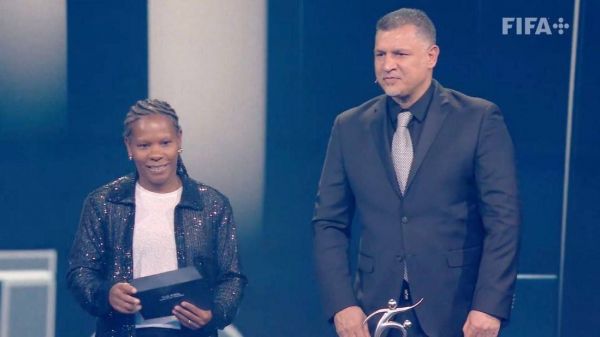 گزارش اهدای جایزه جوانمردانه مراسم بهترینهای فیفا به دست علی دایی