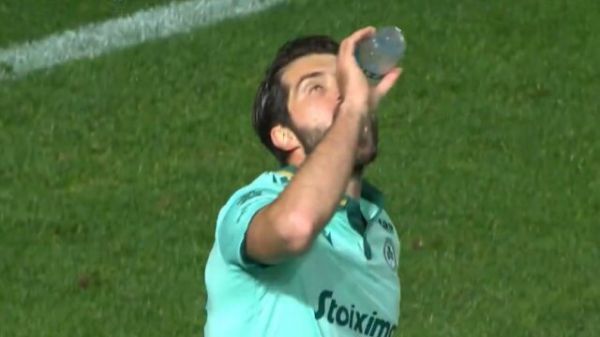 پاسخ جالب کریم انصاری فرد به پرتاب بطری آب توسط تماشاگران
