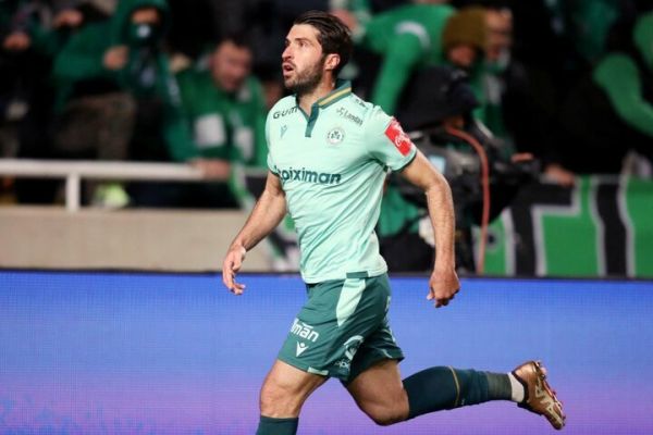  پاسخ جالب کریم انصاری فرد به پرتاب بطری آب توسط تماشاگران