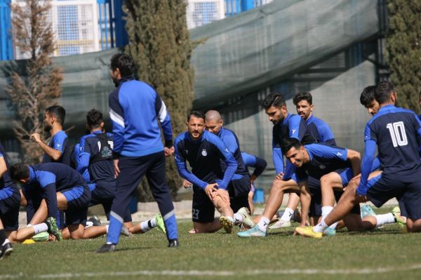 کش بازی استقلالیها جلوی چشم خسرو حیدری