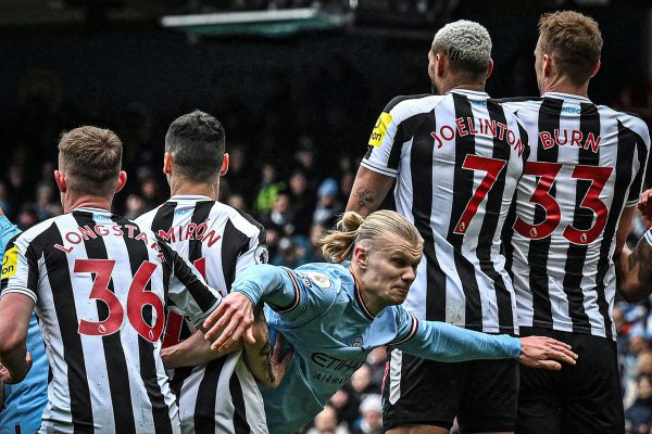  عکس؛ لحظه‌ای که هالند در دیوار دفاعی نیوکاسل گرفتار شد