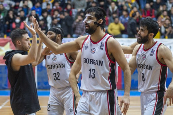 هجوم هواداران شهرداری گرگان به سمت بازیکنان و کادر ذوبآهن مجروحیت مربی اصفهانی ها از ناحیه صورت