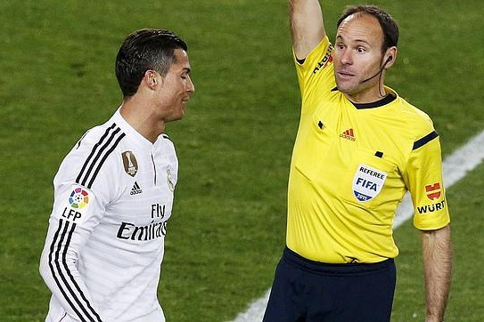  داوری که مسی را عصبانی کرد، بازی تیم رونالدو را سوت می‌زند