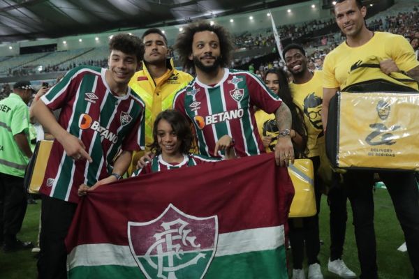 عکس؛ استقبال گرم از اسطوره رئال مادرید و خانوادهاش در ماراکانا