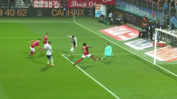 عکس؛ لحظهای که امباپه به مسی پاس نداد و توپ را به آسمان فرستاد