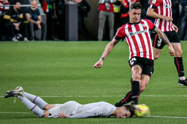 عکس؛ لحظهای که گاوی با سر تکل زد