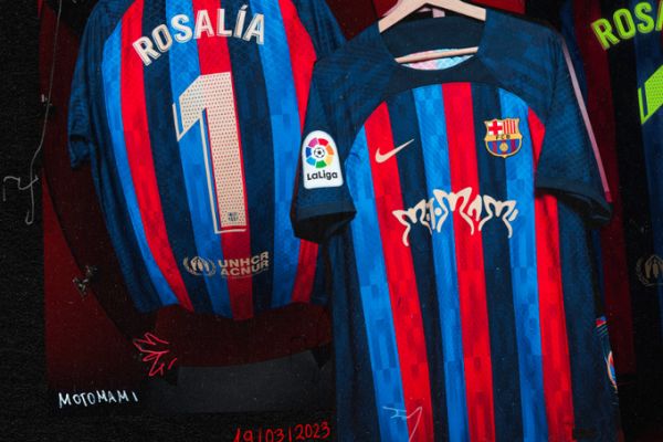 رونمایی رسمی بارسلونا از پیراهنش در الکلاسیکو با آرم خواننده کاتالان