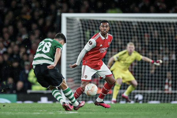 قابی دیدنی از گل 50 متری پدرو به آرسنال عکس