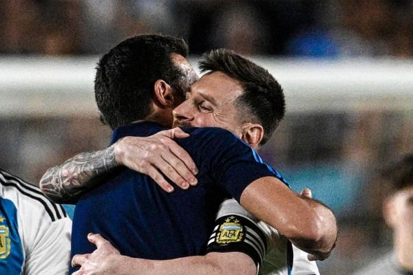 عکس نوشت؛ لیونل در آغوش لیونل