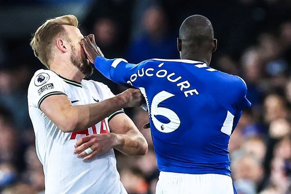 عکس؛ چنگ انداختن بازیکن اورتون به صورت هری کین