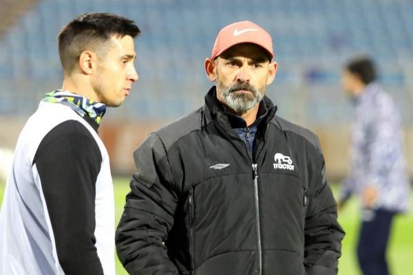  دو اسپانیایی غیرمشابه تراکتور در یک قاب