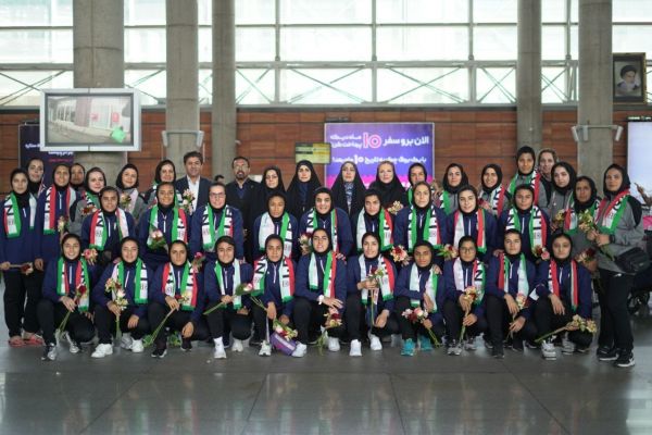 مصاحبه سرمربی و بازیکنان تیم ملی فوتبال بانوان پس از بازگشت به ایران