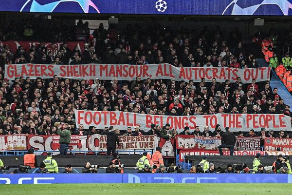 بنر ضد شیخ منصور و ضد یوفا در دست هواداران بایرن مونیخ عکس