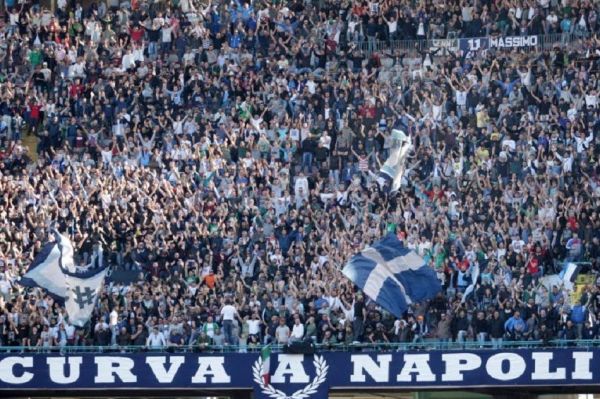  گزارش روز؛ دلیل توهین هواداران ناپولی به مدیرشان در ورزشگاه مارادونا
