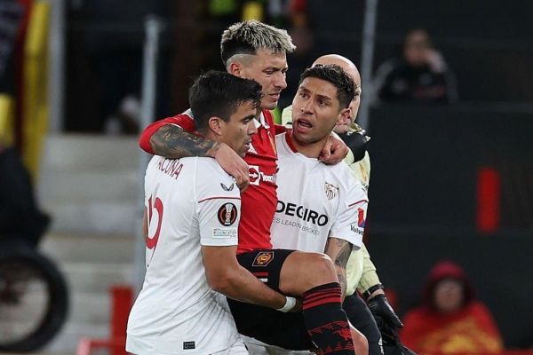 عکس؛ همدلی و اتحاد آرژانتینیها در بازی منچستر یونایتد - سویا