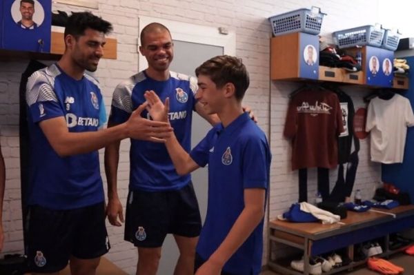 دلجویی طارمی از هوادار نوجوانش سورپرایز در رختکن پورتو +عکس