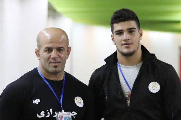  کری‌خوانی جذاب پدر و پسر کشتی‌گیر برای دربی تهران