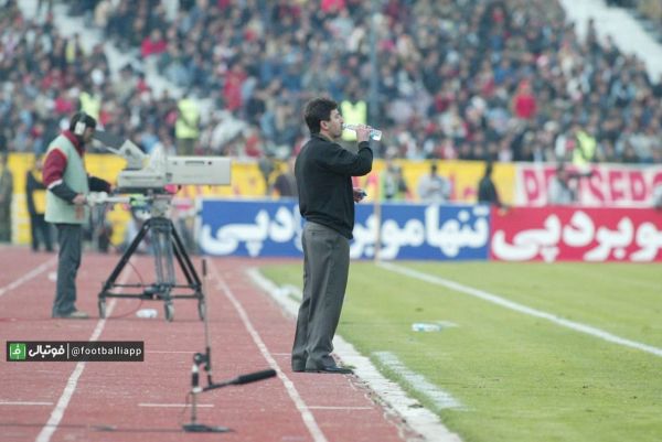  نوستالژی فوتبالی  امیر قلعه‌نویی در نمایی از دربی برگشت فصل ۸۴-۸۳ که به برتری ۳-۲ استقلال انجامید