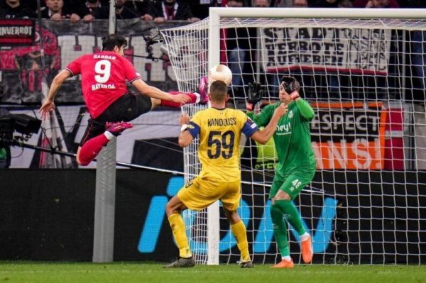 سوژه شدن حرکت نینجایی سردار آزمون عکس