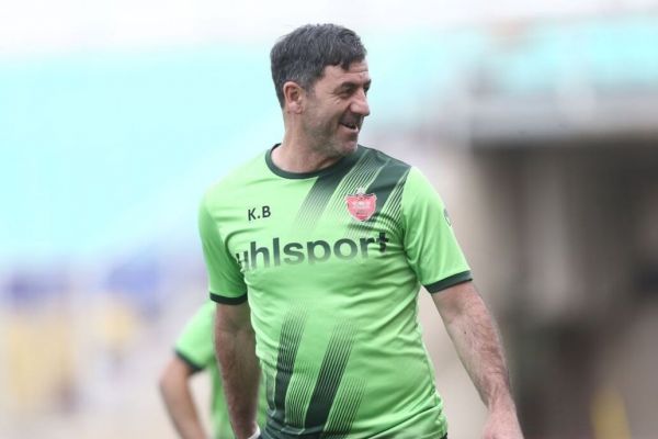  فرار بزرگ کریم باقری از پرتاب بطری