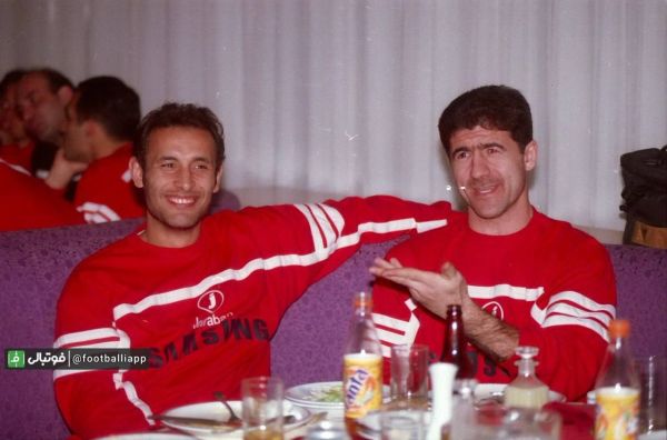  نوستالژی  کریم باقری و یحیی گل محمدی همبازیان دیروز و کادرفنی امروز پرسپولیس، تصویر مربوط به اردوی پرسپولیسیها قبل از  دربی رفت فصل ۸۲-۸۱ در تبریز است