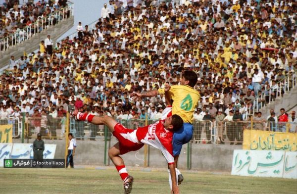  نوستالژی فوتبالی  بهروز مکوندی و زنده یاد علی انصاریان در نمایی از بازی نفت آبادان ‌و پرسپولیس در فصل ۷۹-۷۸