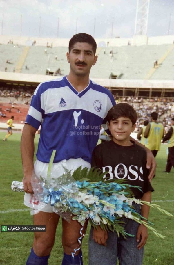  نوستالژی  فرشادفلاحت زاده مدافع مستحکم استقلال در سال ۷۱ و برادرش امیر در نمایی از بازی این تیم مقابل کشاورز