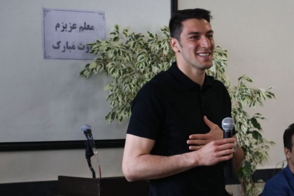 وقتی اخباری، برد پیت شد عکس