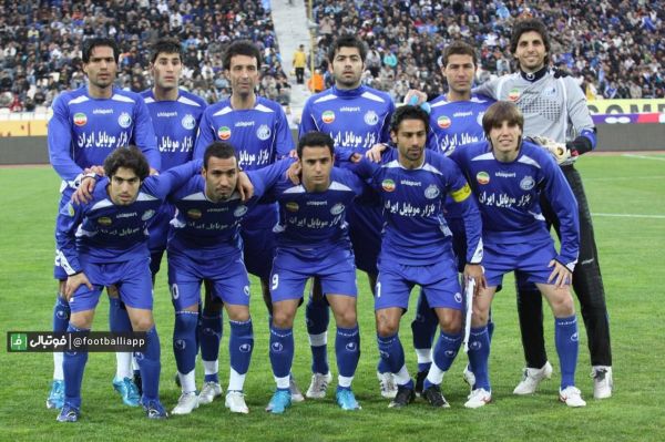 نوستالژی استقلال دارنده مقام سوم نهمین دوره لیگ برتر در فصل۸۹-۸۸ ایستاده از راست وحیدطالب لو، حسین کاظمی، پژمان منتظری، رضاعنایتی، هاشم بیک زاده و امیرحسین صادقی نشسته از راست فابیو جانواریو،فرهادمجیدی، آرش برهانی، سیاوش اکبرپور و خسرو حیدری