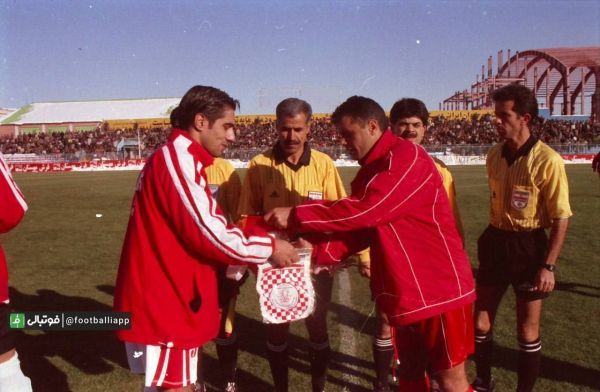  نوستالژی  حسین خطیبی و افشین پیروانی کاپیتانهای تراکتور و پرسپولیس در مراسم آغاز دیدار دوتیم در اولین دوره لیگ برتر