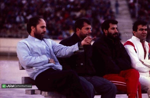  نوستالژی فوتبالی  محمود خوردبین، علی پروین، محمدمایلی کهن روی نیمکت چوبی ورزشگاه آزادی در دهه شصت