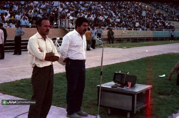  نوستالژی فوتبالی  جهانگیر کوثری و زنده یاد محمدرضا کیانوش و سبک گزارشگری دهه شصت، ایستاده کنار زمین و با تلویزیون های کوچک و میکروفون های بزرگ